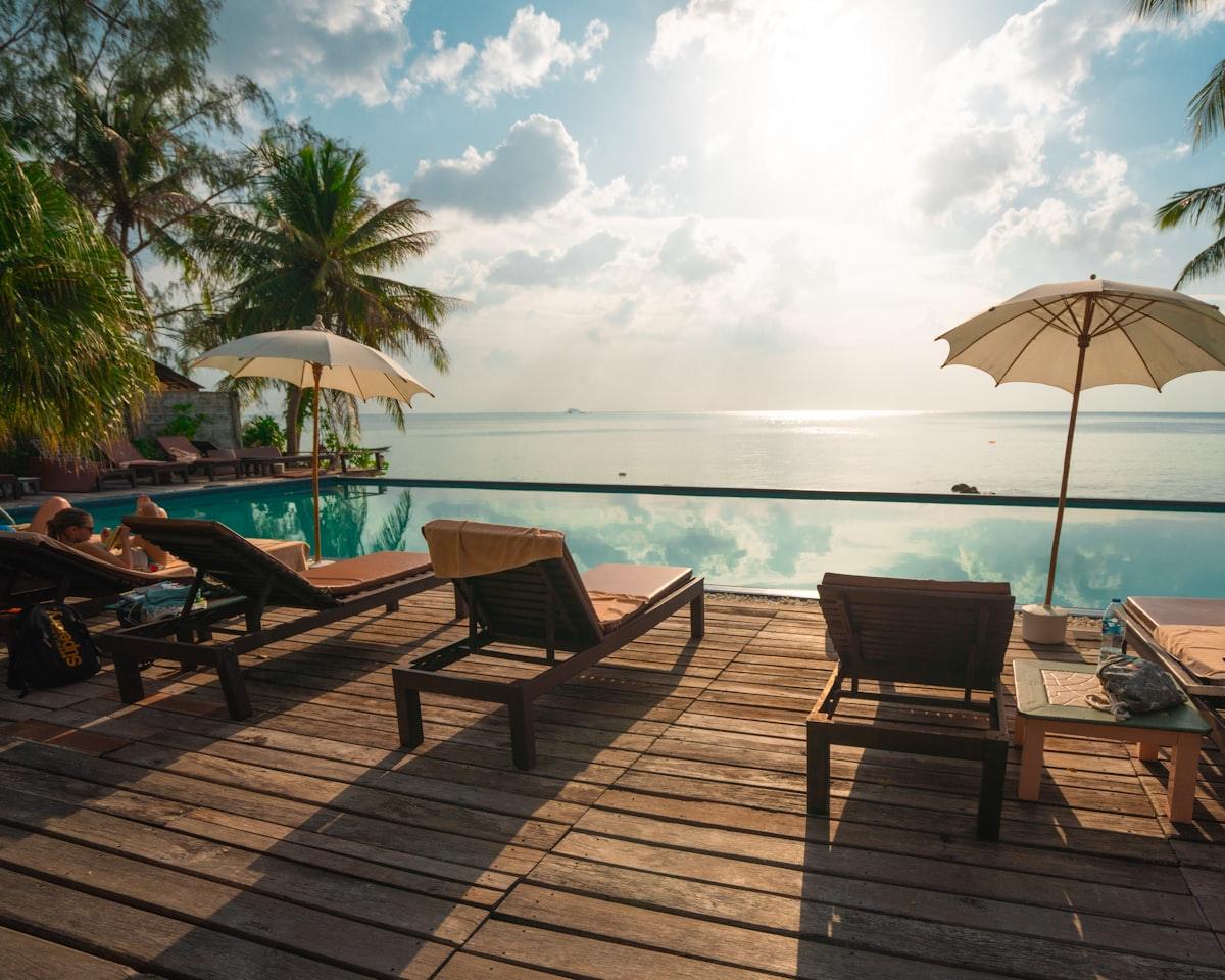 Sabyinyo suite terrace with loungers at dusk